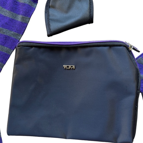 Tumi Travel case with 2 Pairs of socks and Sleep Mask Kit - Picture 3 of 4